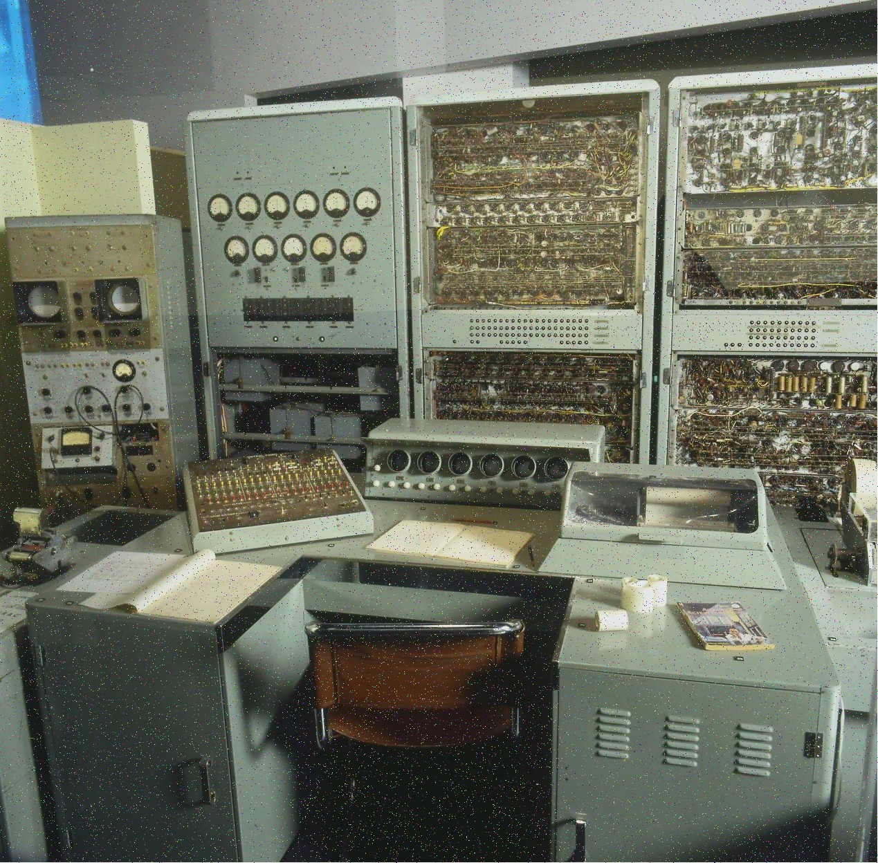 Engenheiro trabalhando com código